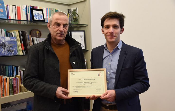 Quentin Brière, Président de l’Agglomération, ainsi que Dominique Mercier, Vice-président en charge de la culture, présentent le diplôme 100% EAC.